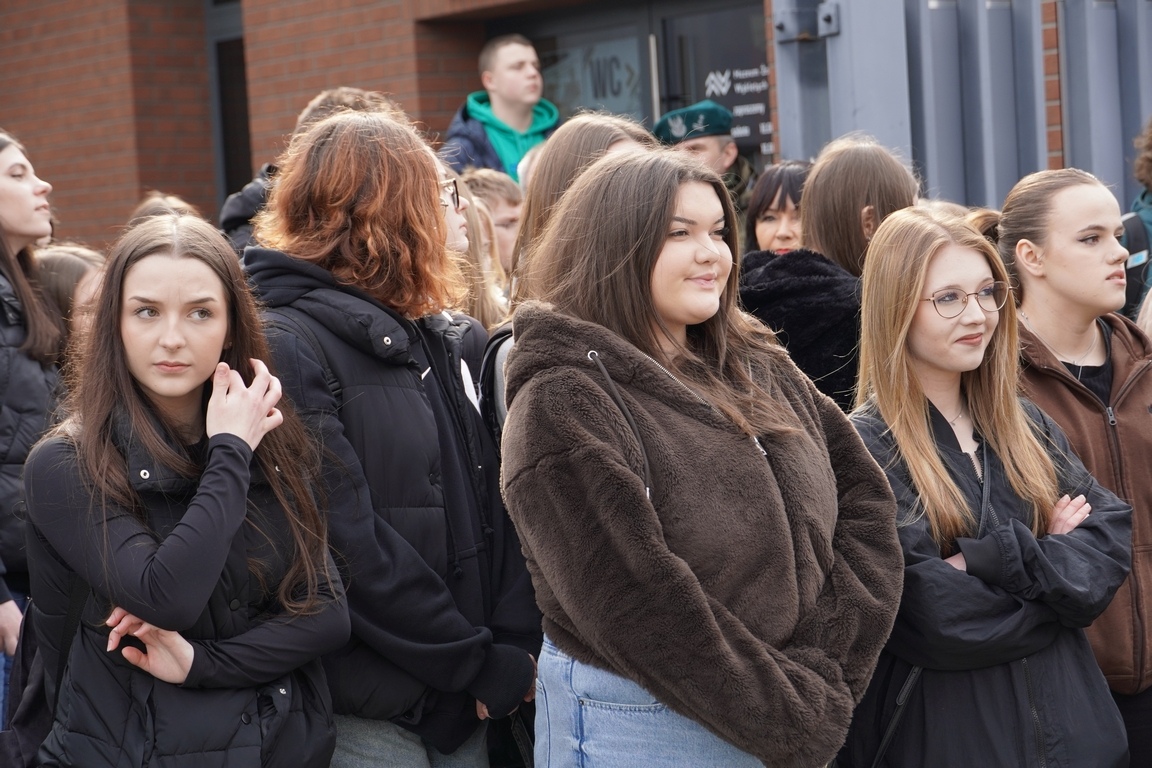 Uroczysty apel z okazji Narodowego Dnia Pamięci Żołnierzy Wyklętych w MŻW [1.03.2024] - zdjęcie #39 - eOstroleka.pl