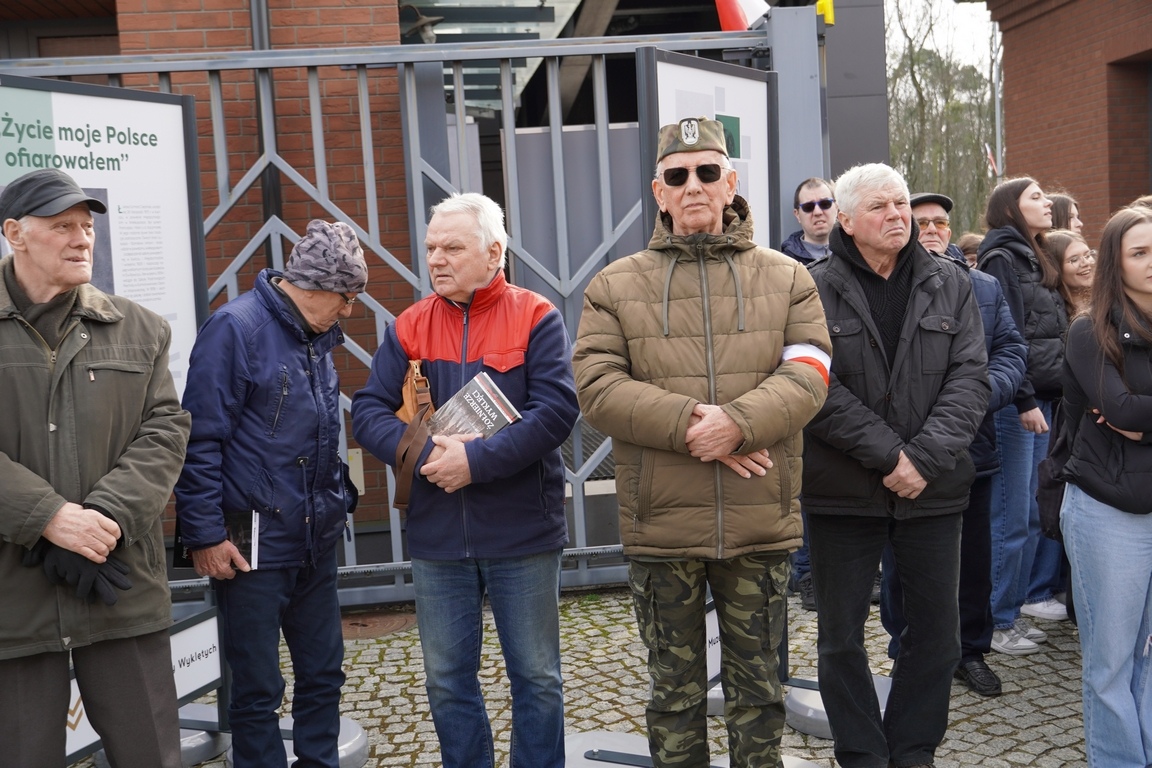 Uroczysty apel z okazji Narodowego Dnia Pamięci Żołnierzy Wyklętych w MŻW [1.03.2024] - zdjęcie #38 - eOstroleka.pl