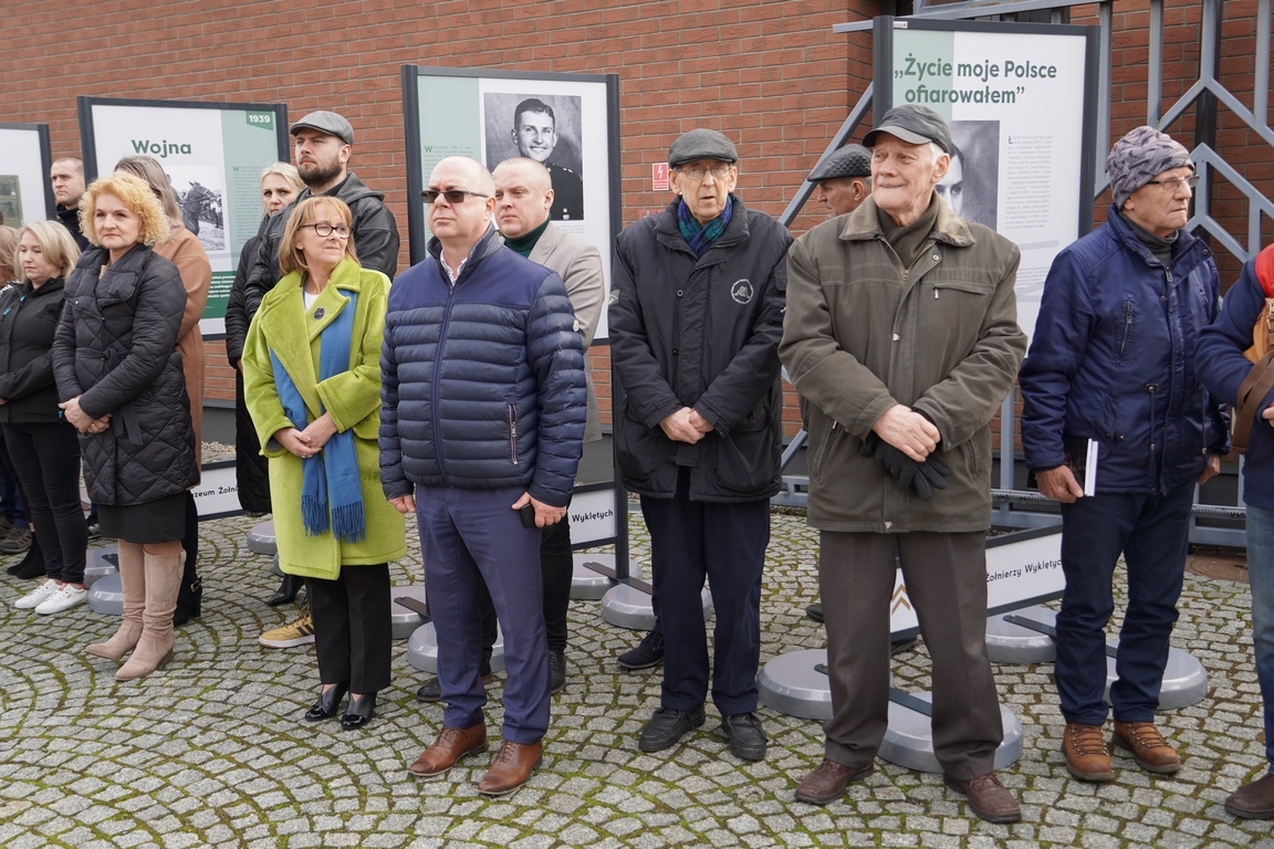 Uroczysty apel z okazji Narodowego Dnia Pamięci Żołnierzy Wyklętych w MŻW [1.03.2024] - zdjęcie #37 - eOstroleka.pl