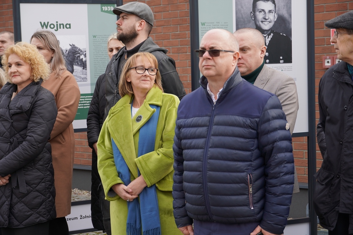 Uroczysty apel z okazji Narodowego Dnia Pamięci Żołnierzy Wyklętych w MŻW [1.03.2024] - zdjęcie #36 - eOstroleka.pl