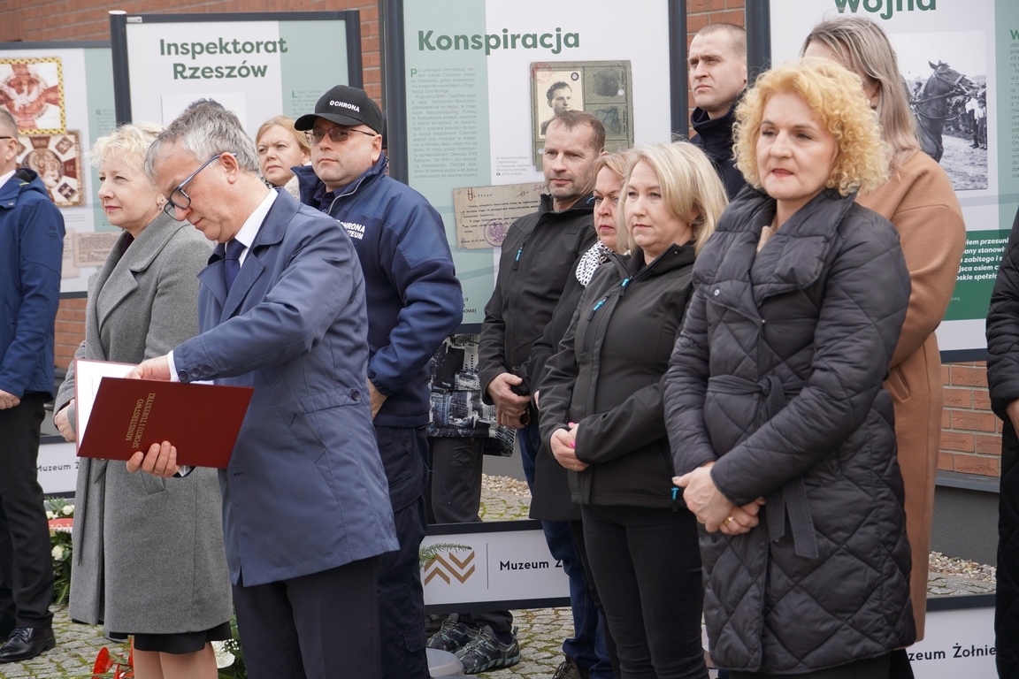 Uroczysty apel z okazji Narodowego Dnia Pamięci Żołnierzy Wyklętych w MŻW [1.03.2024] - zdjęcie #35 - eOstroleka.pl