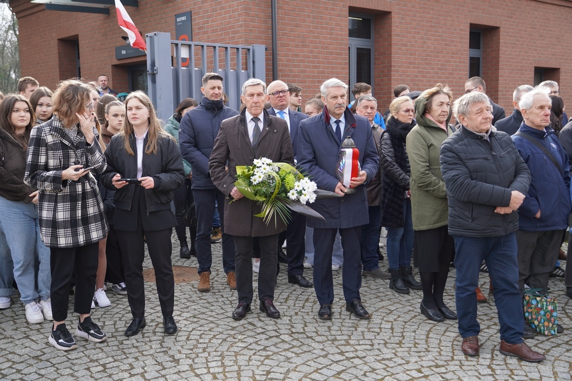 Uroczysty apel z okazji Narodowego Dnia Pamięci Żołnierzy Wyklętych w MŻW [1.03.2024] - zdjęcie #26 - eOstroleka.pl
