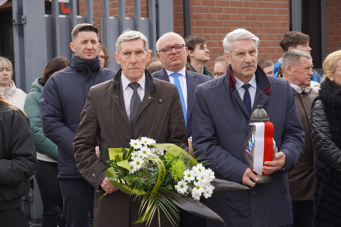 Uroczysty apel z okazji Narodowego Dnia Pamięci Żołnierzy Wyklętych w MŻW [1.03.2024] - zdjęcie #25 - eOstroleka.pl