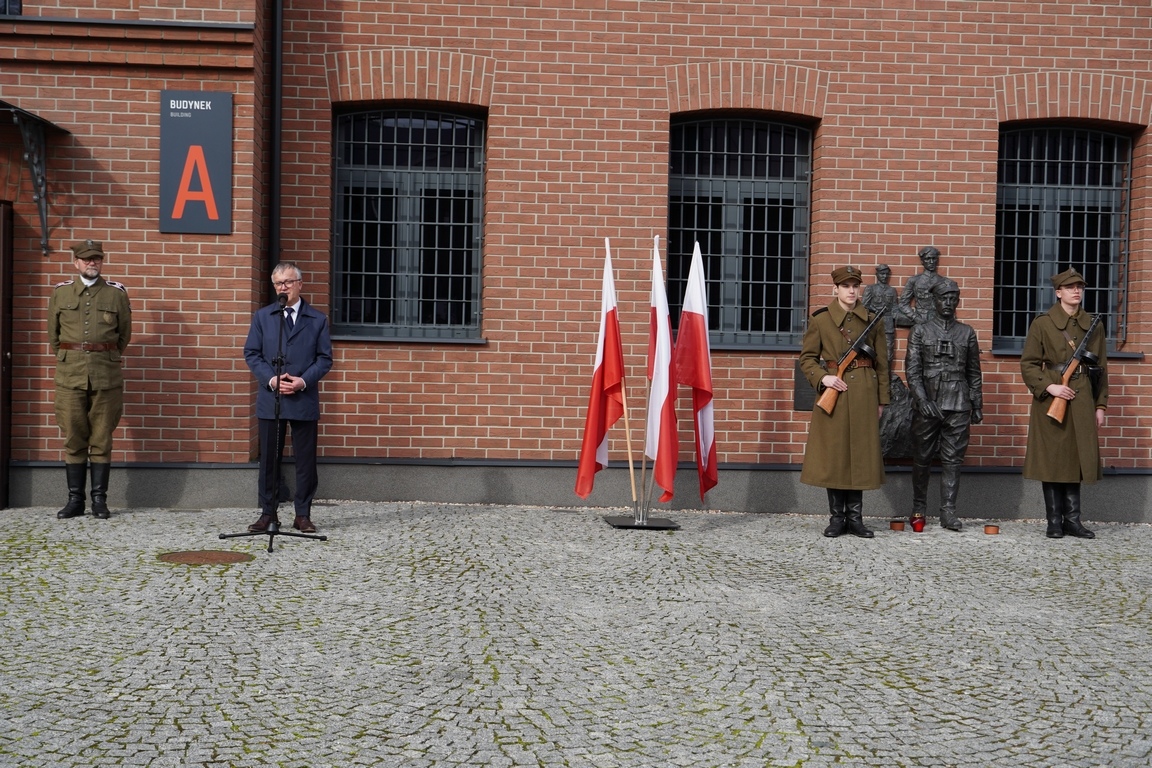 Uroczysty apel z okazji Narodowego Dnia Pamięci Żołnierzy Wyklętych w MŻW [1.03.2024] - zdjęcie #24 - eOstroleka.pl