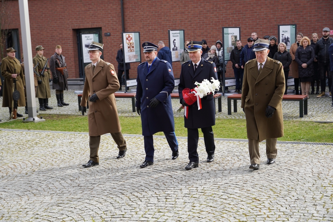Uroczysty apel z okazji Narodowego Dnia Pamięci Żołnierzy Wyklętych w MŻW [1.03.2024] - zdjęcie #22 - eOstroleka.pl