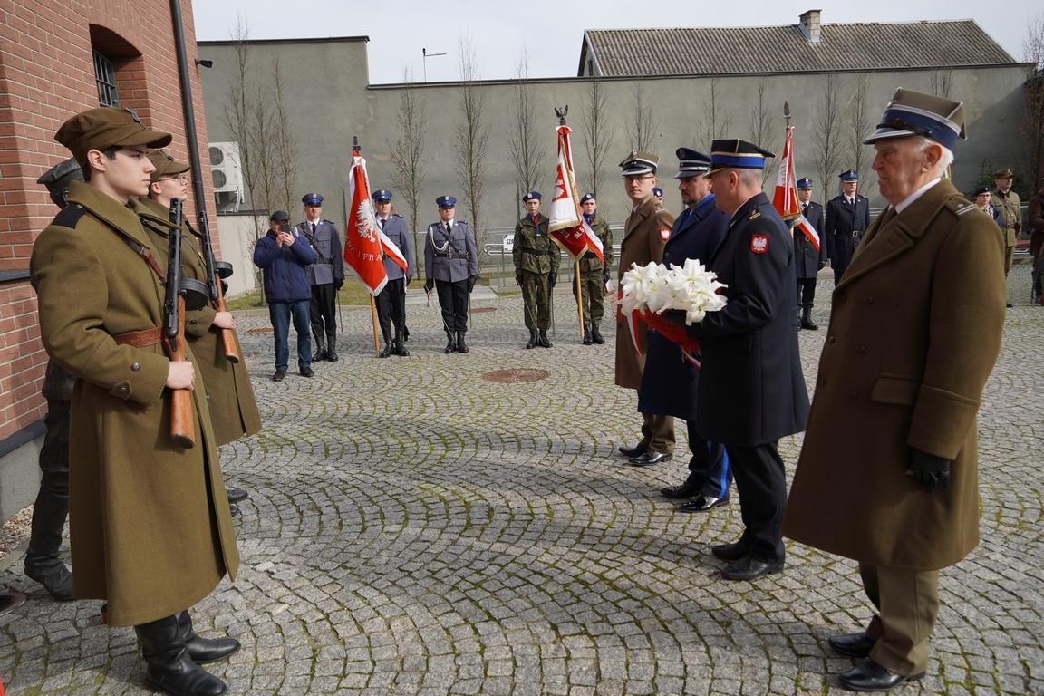 Uroczysty apel z okazji Narodowego Dnia Pamięci Żołnierzy Wyklętych w MŻW [1.03.2024] - zdjęcie #21 - eOstroleka.pl