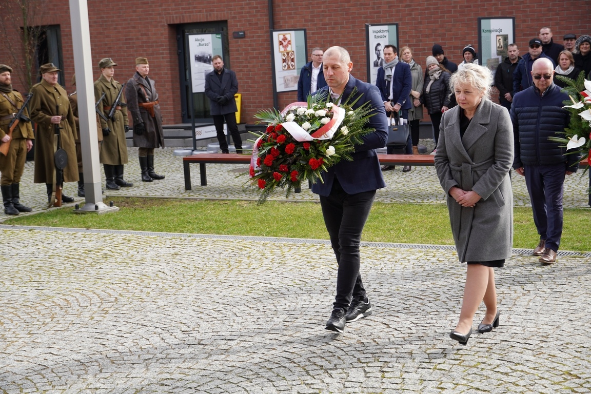 Uroczysty apel z okazji Narodowego Dnia Pamięci Żołnierzy Wyklętych w MŻW [1.03.2024] - zdjęcie #18 - eOstroleka.pl