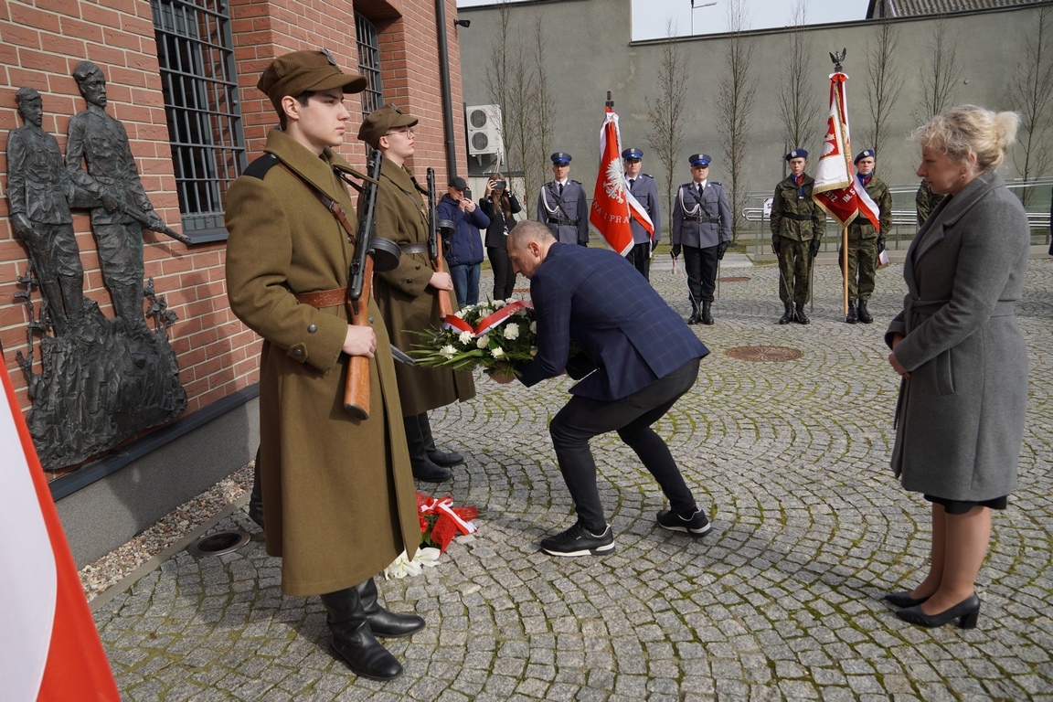 Uroczysty apel z okazji Narodowego Dnia Pamięci Żołnierzy Wyklętych w MŻW [1.03.2024] - zdjęcie #15 - eOstroleka.pl
