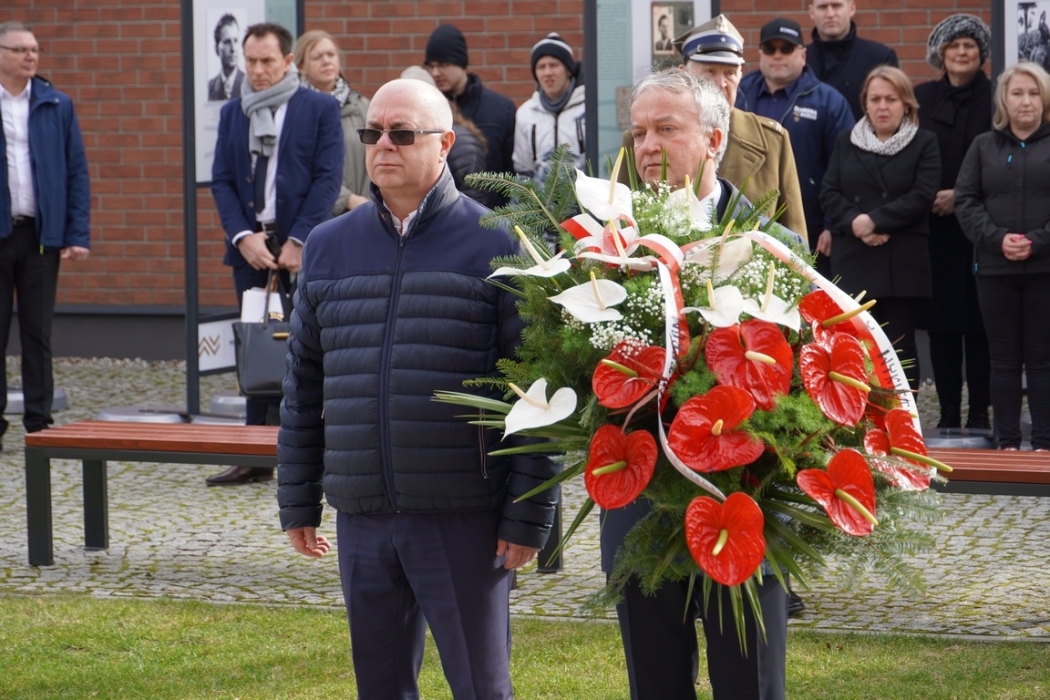 Uroczysty apel z okazji Narodowego Dnia Pamięci Żołnierzy Wyklętych w MŻW [1.03.2024] - zdjęcie #14 - eOstroleka.pl