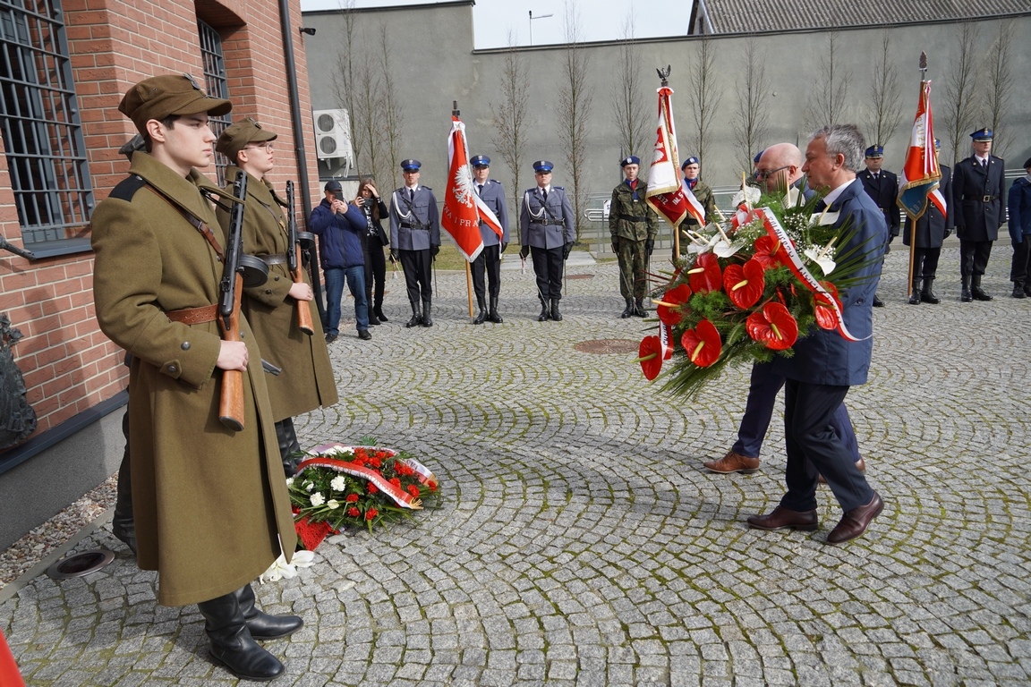Uroczysty apel z okazji Narodowego Dnia Pamięci Żołnierzy Wyklętych w MŻW [1.03.2024] - zdjęcie #13 - eOstroleka.pl