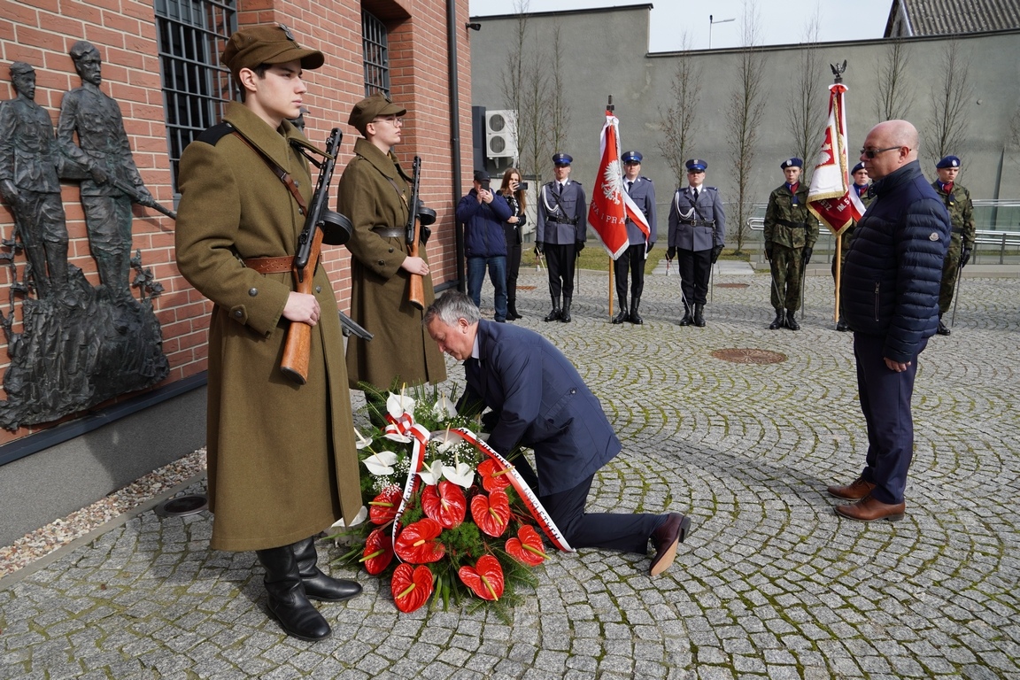 Uroczysty apel z okazji Narodowego Dnia Pamięci Żołnierzy Wyklętych w MŻW [1.03.2024] - zdjęcie #12 - eOstroleka.pl