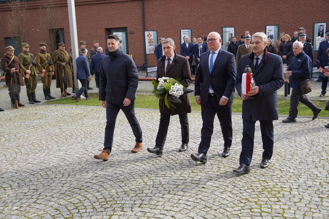 Uroczysty apel z okazji Narodowego Dnia Pamięci Żołnierzy Wyklętych w MŻW [1.03.2024] - zdjęcie #11 - eOstroleka.pl