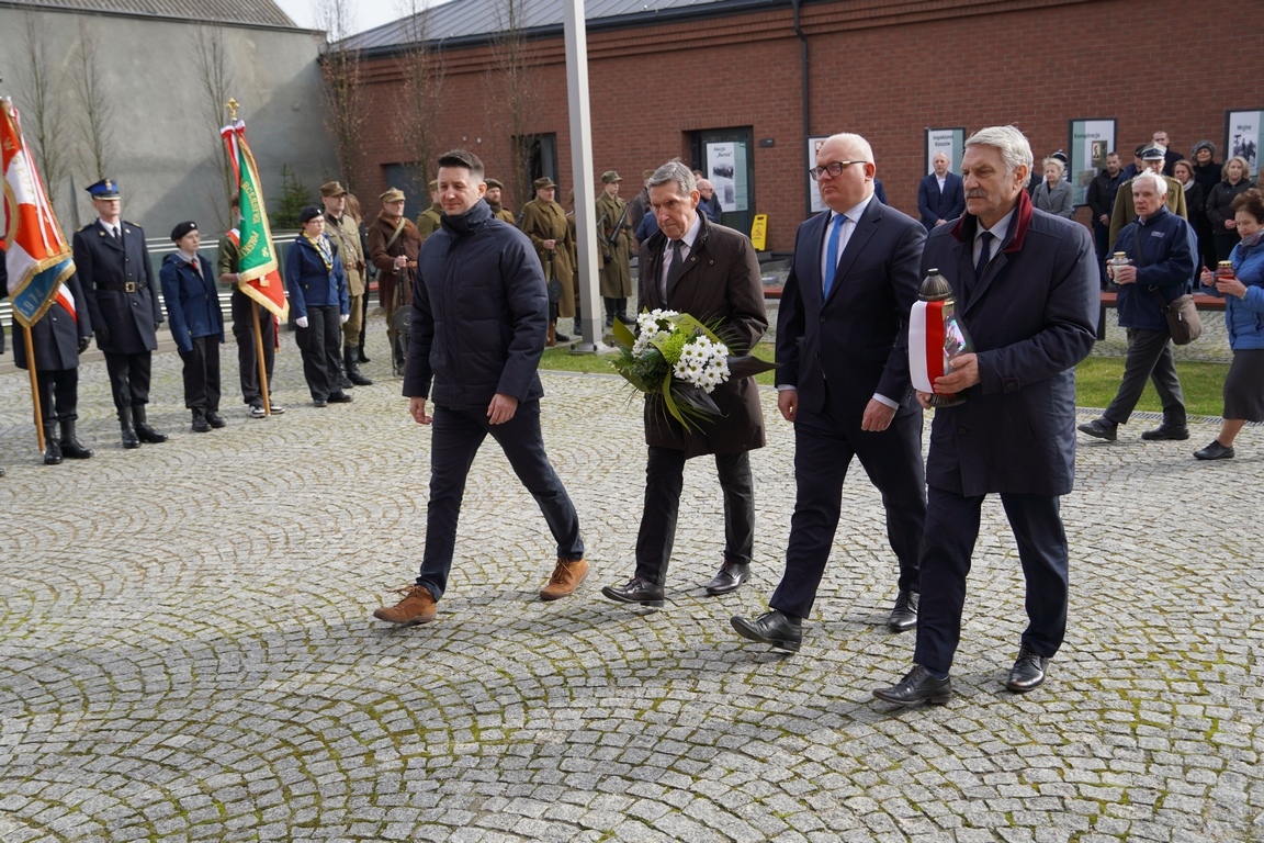 Uroczysty apel z okazji Narodowego Dnia Pamięci Żołnierzy Wyklętych w MŻW [1.03.2024] - zdjęcie #10 - eOstroleka.pl