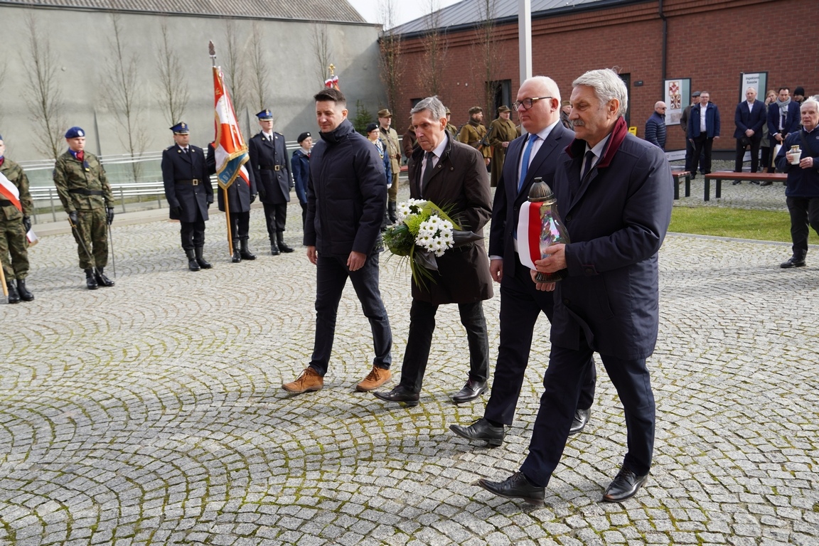 Uroczysty apel z okazji Narodowego Dnia Pamięci Żołnierzy Wyklętych w MŻW [1.03.2024] - zdjęcie #9 - eOstroleka.pl