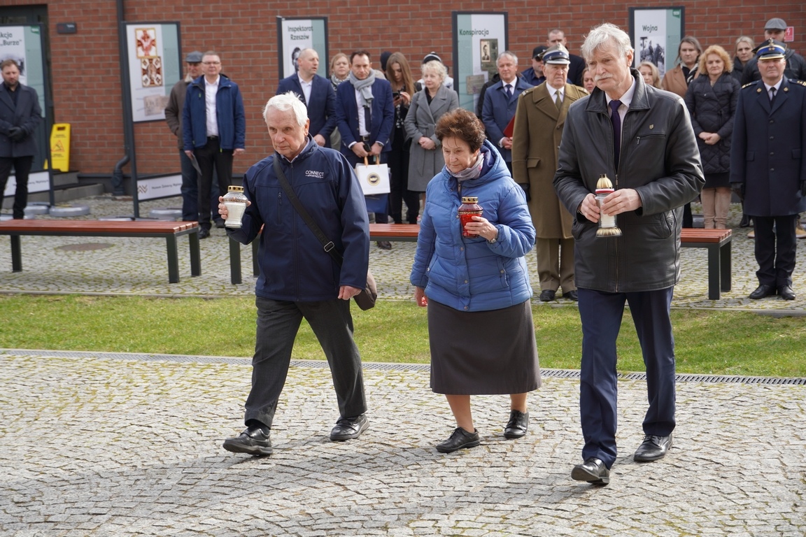 Uroczysty apel z okazji Narodowego Dnia Pamięci Żołnierzy Wyklętych w MŻW [1.03.2024] - zdjęcie #6 - eOstroleka.pl