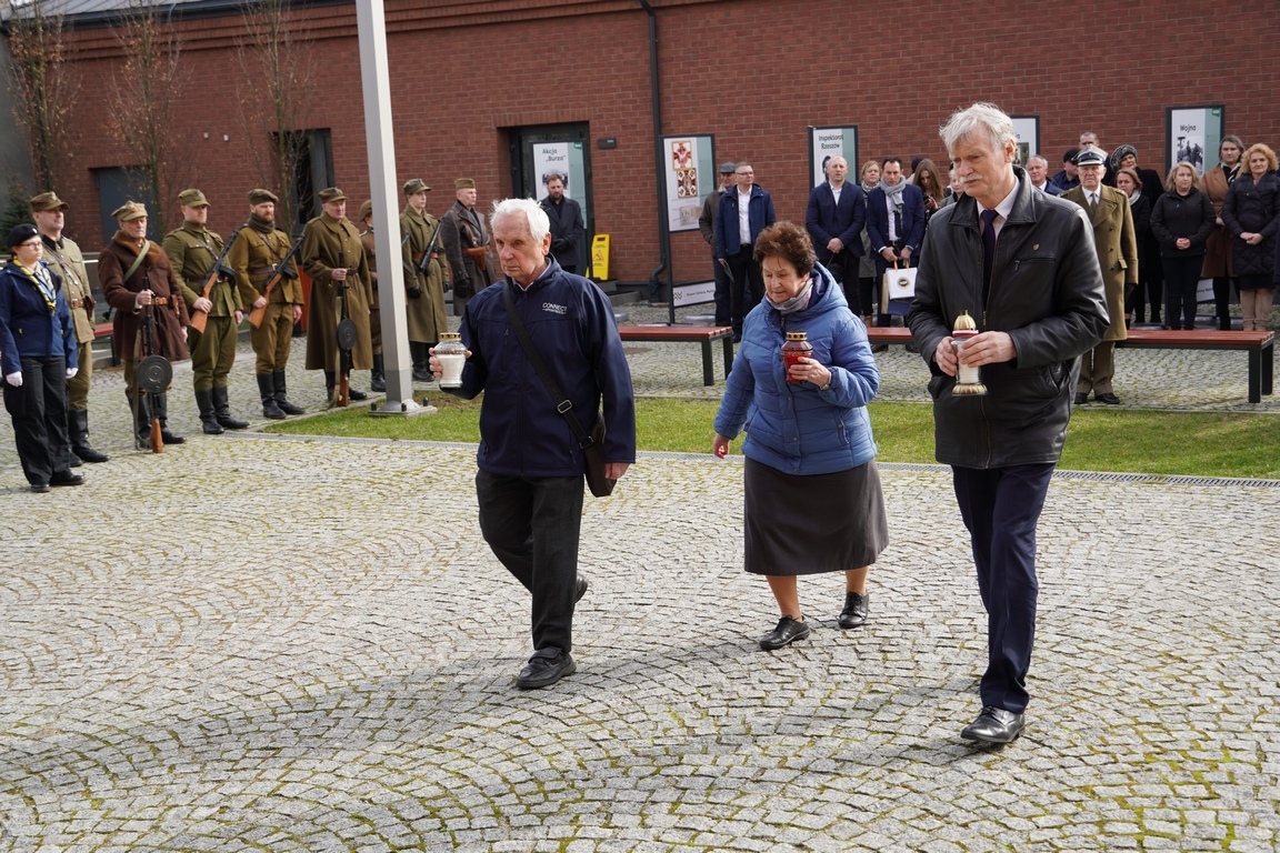 Uroczysty apel z okazji Narodowego Dnia Pamięci Żołnierzy Wyklętych w MŻW [1.03.2024] - zdjęcie #5 - eOstroleka.pl