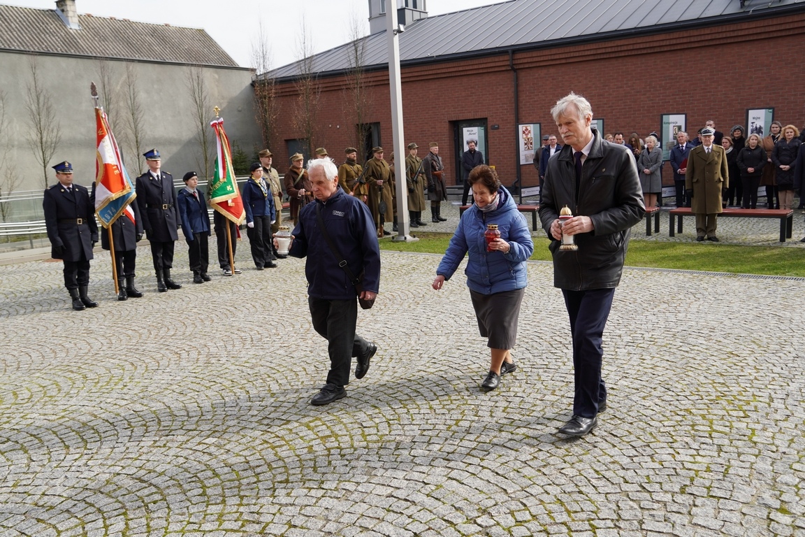 Uroczysty apel z okazji Narodowego Dnia Pamięci Żołnierzy Wyklętych w MŻW [1.03.2024] - zdjęcie #4 - eOstroleka.pl