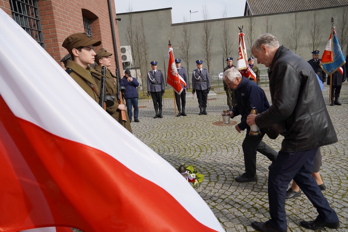 Uroczysty apel z okazji Narodowego Dnia Pamięci Żołnierzy Wyklętych w MŻW [1.03.2024] - zdjęcie #3 - eOstroleka.pl