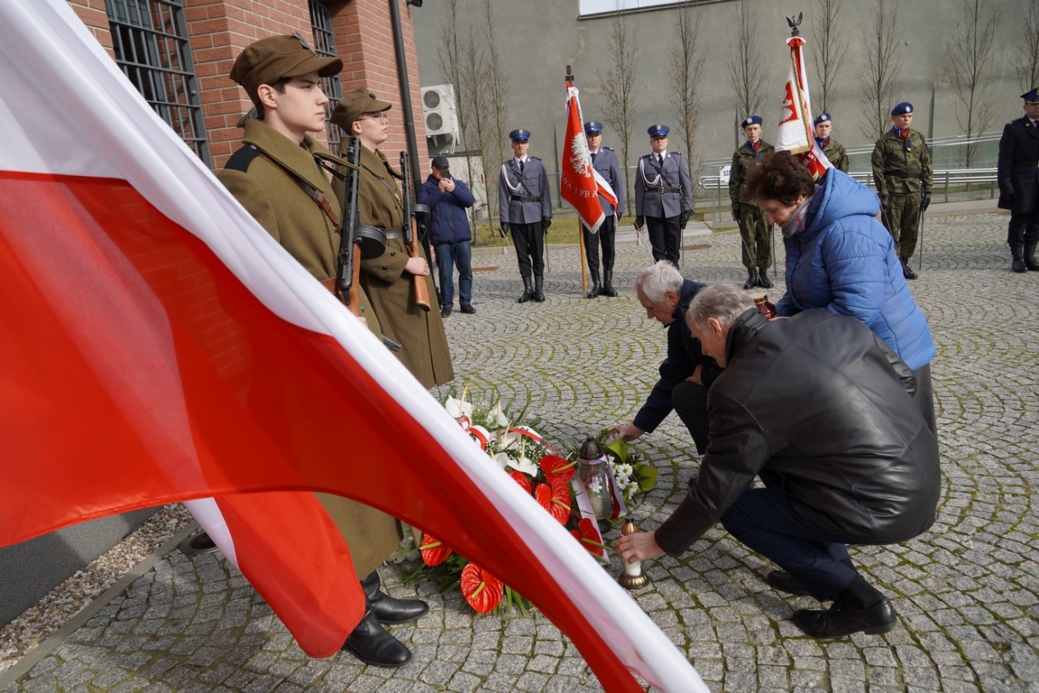 Uroczysty apel z okazji Narodowego Dnia Pamięci Żołnierzy Wyklętych w MŻW [1.03.2024] - zdjęcie #2 - eOstroleka.pl