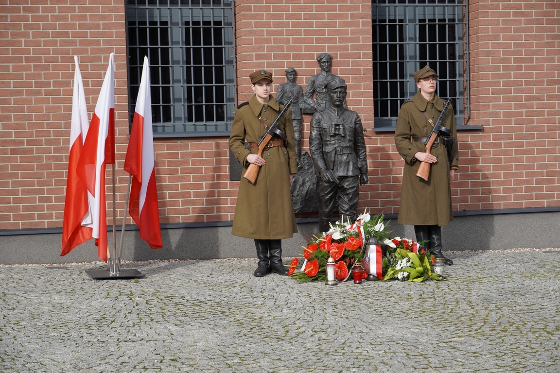 Uroczysty apel z okazji Narodowego Dnia Pamięci Żołnierzy Wyklętych w MŻW [1.03.2024] - zdjęcie #1 - eOstroleka.pl