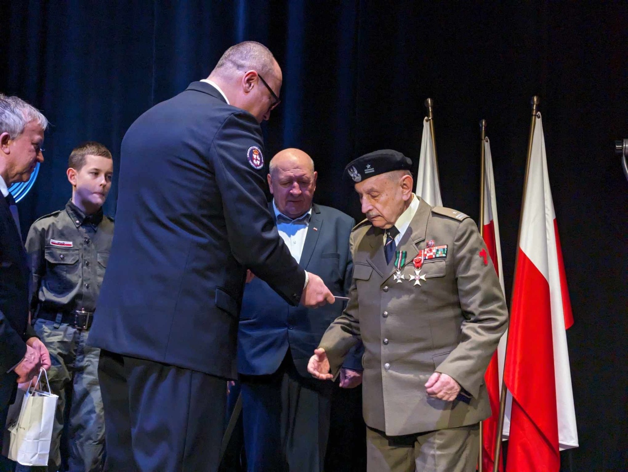 Uroczyste spotkanie połączone z wręczeniem Odznaki Honorowej „Krzyż Pamięci Niezłomnych Żołnierzy Wyklętych 1944-1963” [02.03.2024] - zdjęcie #1 - eOstroleka.pl