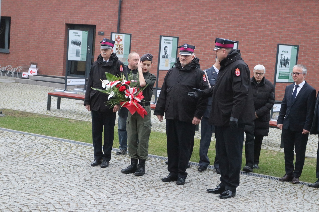 Uroczyste spotkanie połączone z wręczeniem Odznaki Honorowej „Krzyż Pamięci Niezłomnych Żołnierzy Wyklętych 1944-1963” [02.03.2024] - zdjęcie #27 - eOstroleka.pl