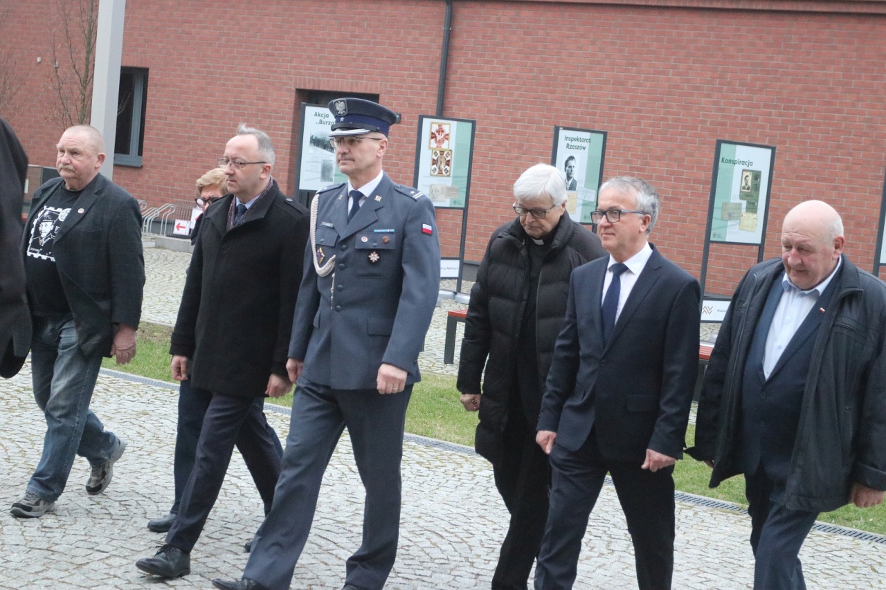 Uroczyste spotkanie połączone z wręczeniem Odznaki Honorowej „Krzyż Pamięci Niezłomnych Żołnierzy Wyklętych 1944-1963” [02.03.2024] - zdjęcie #6 - eOstroleka.pl