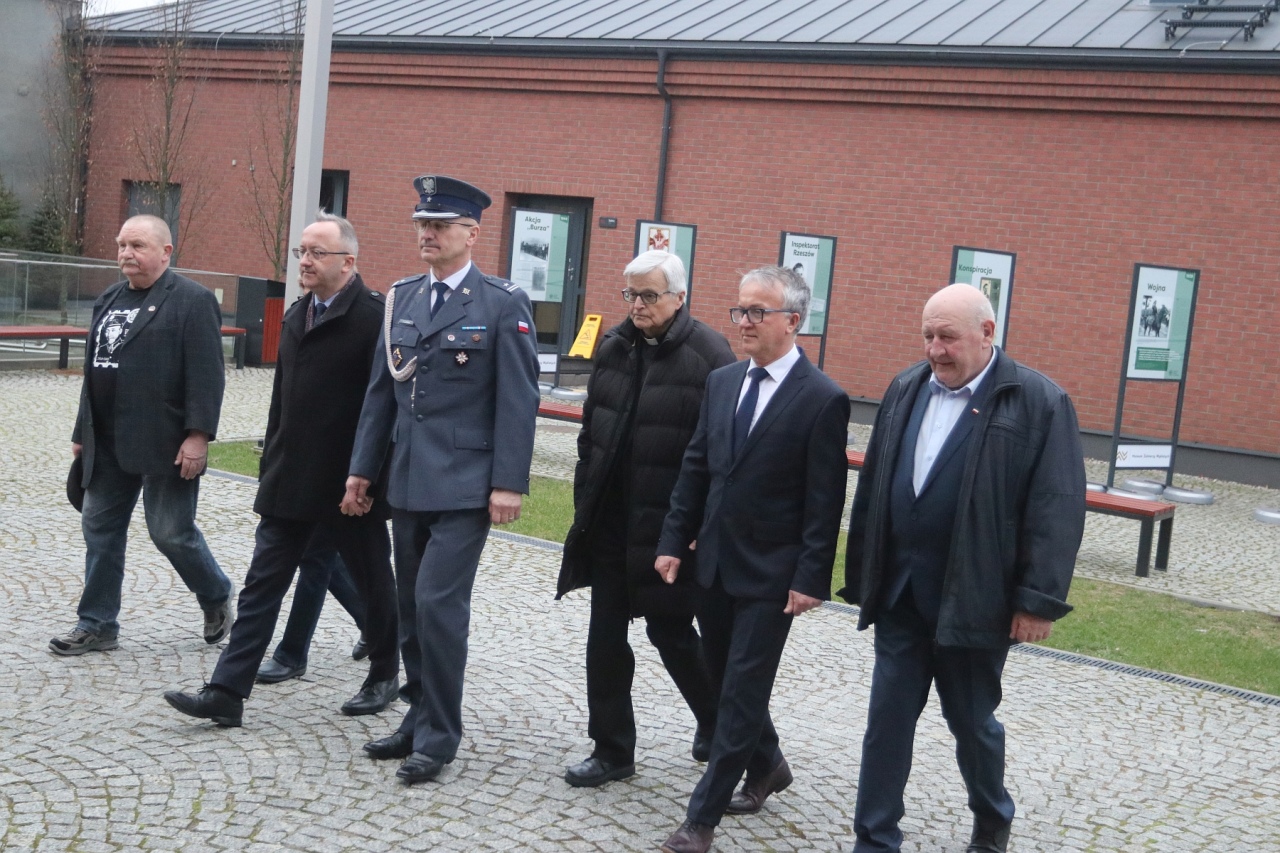 Uroczyste spotkanie połączone z wręczeniem Odznaki Honorowej „Krzyż Pamięci Niezłomnych Żołnierzy Wyklętych 1944-1963” [02.03.2024] - zdjęcie #23 - eOstroleka.pl