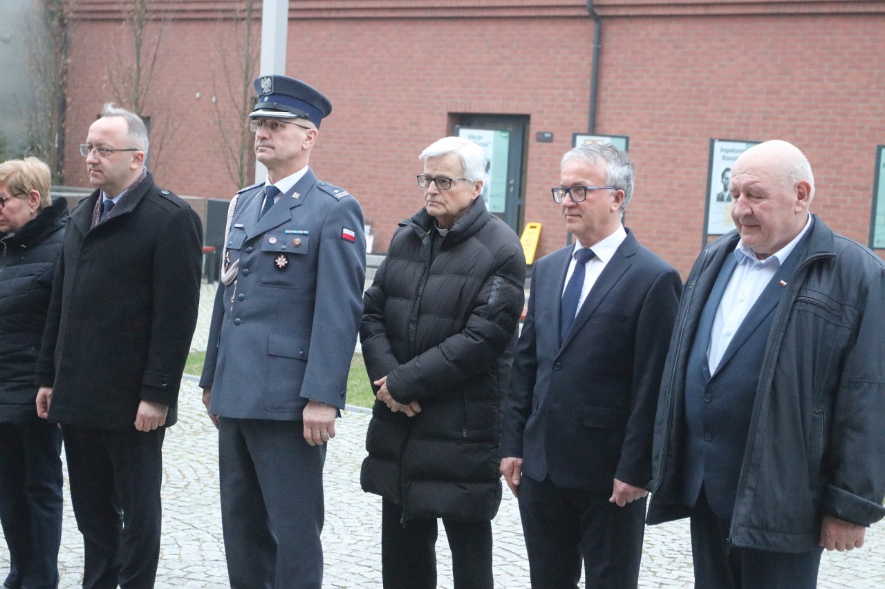 Uroczyste spotkanie połączone z wręczeniem Odznaki Honorowej „Krzyż Pamięci Niezłomnych Żołnierzy Wyklętych 1944-1963” [02.03.2024] - zdjęcie #10 - eOstroleka.pl