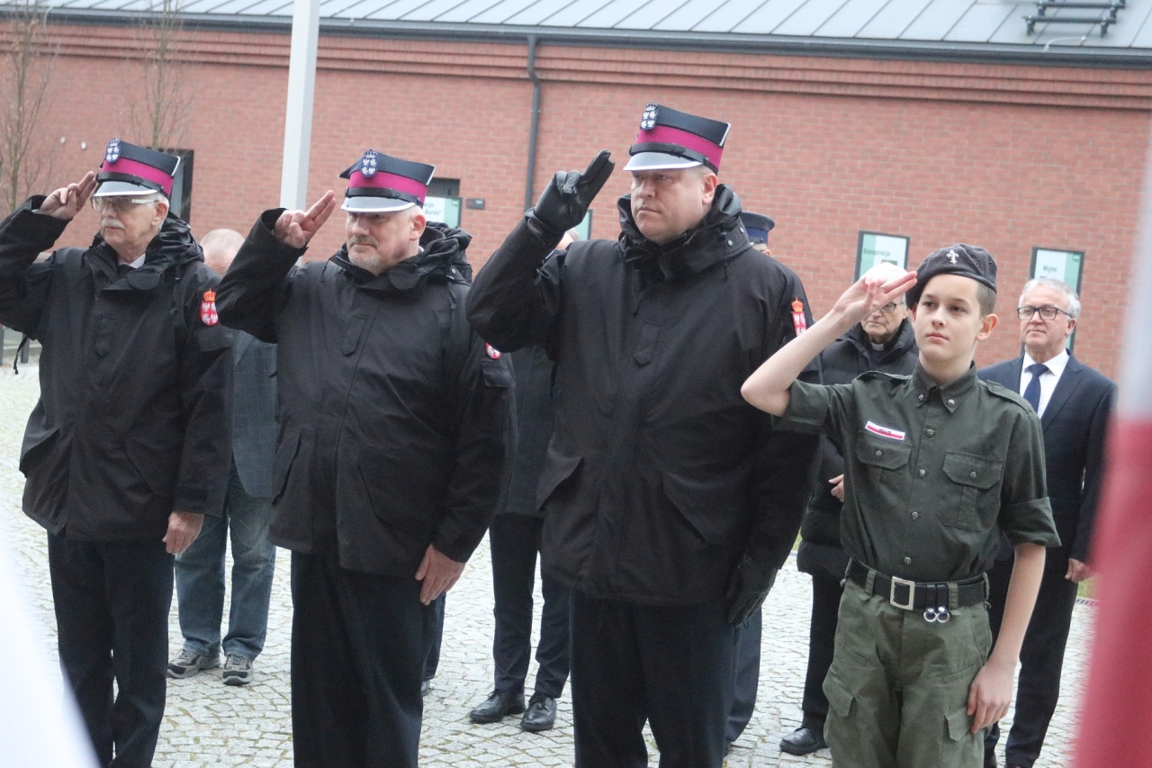 Uroczyste spotkanie połączone z wręczeniem Odznaki Honorowej „Krzyż Pamięci Niezłomnych Żołnierzy Wyklętych 1944-1963” [02.03.2024] - zdjęcie #18 - eOstroleka.pl