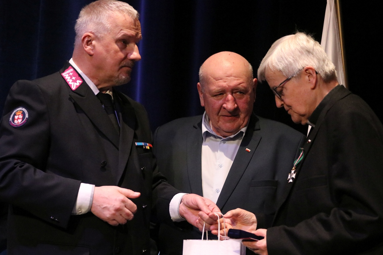 Uroczyste spotkanie połączone z wręczeniem Odznaki Honorowej „Krzyż Pamięci Niezłomnych Żołnierzy Wyklętych 1944-1963” [02.03.2024] - zdjęcie #3 - eOstroleka.pl