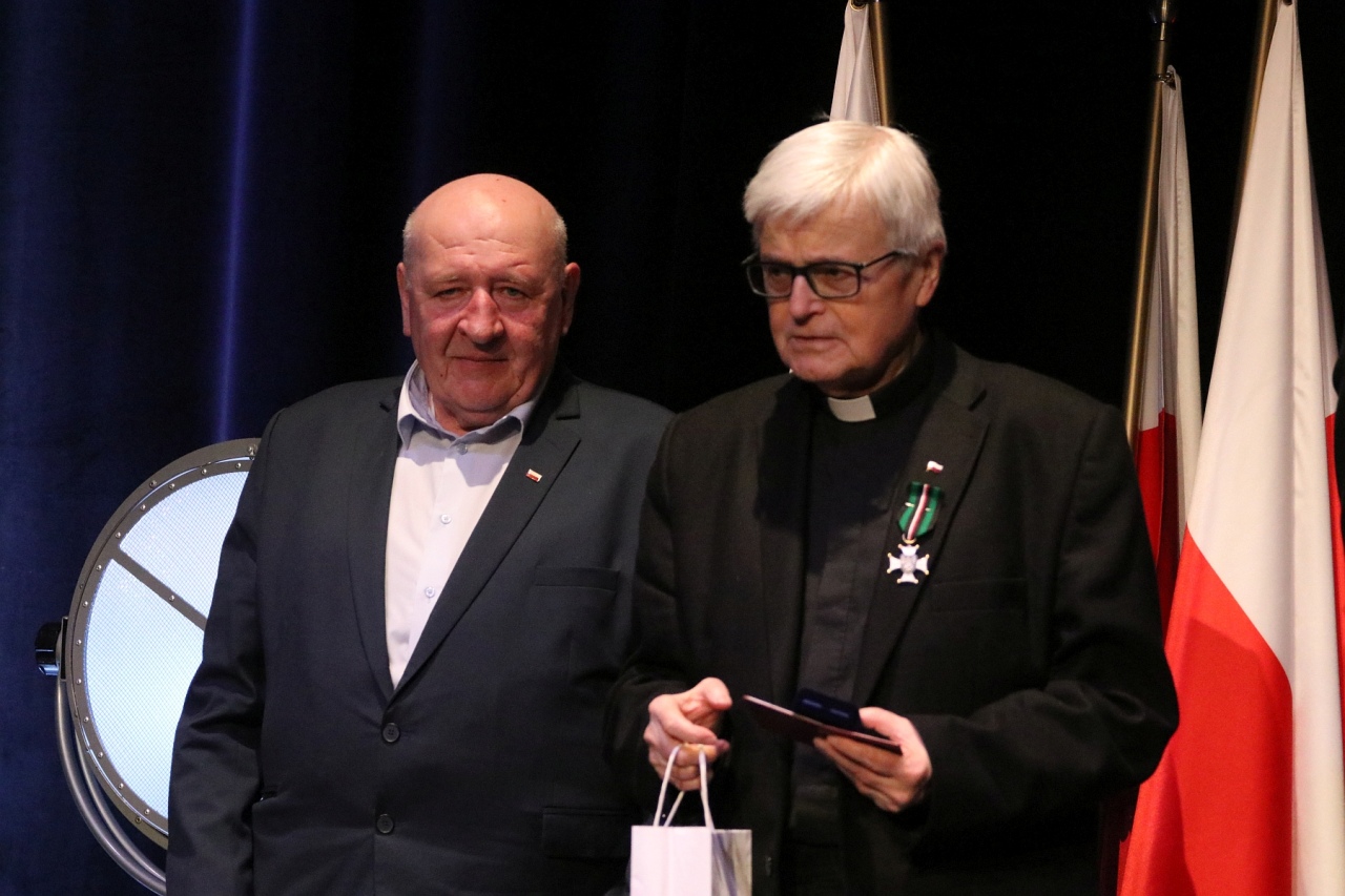 Uroczyste spotkanie połączone z wręczeniem Odznaki Honorowej „Krzyż Pamięci Niezłomnych Żołnierzy Wyklętych 1944-1963” [02.03.2024] - zdjęcie #2 - eOstroleka.pl