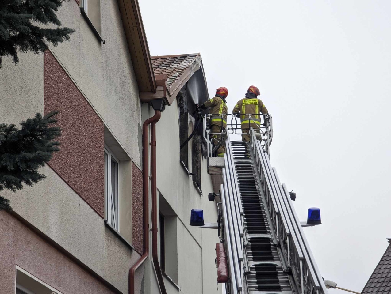 Pożar domu w centrum Ostrołęki [4.03.2024] - zdjęcie #3 - eOstroleka.pl