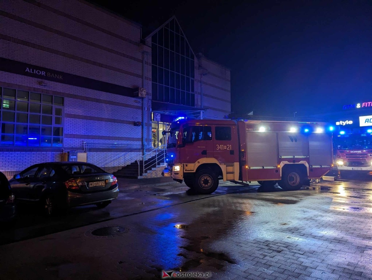 Alarm pożarowy w budynku banku przy Fieldorfa Nila [06.03.2024] - zdjęcie #10 - eOstroleka.pl