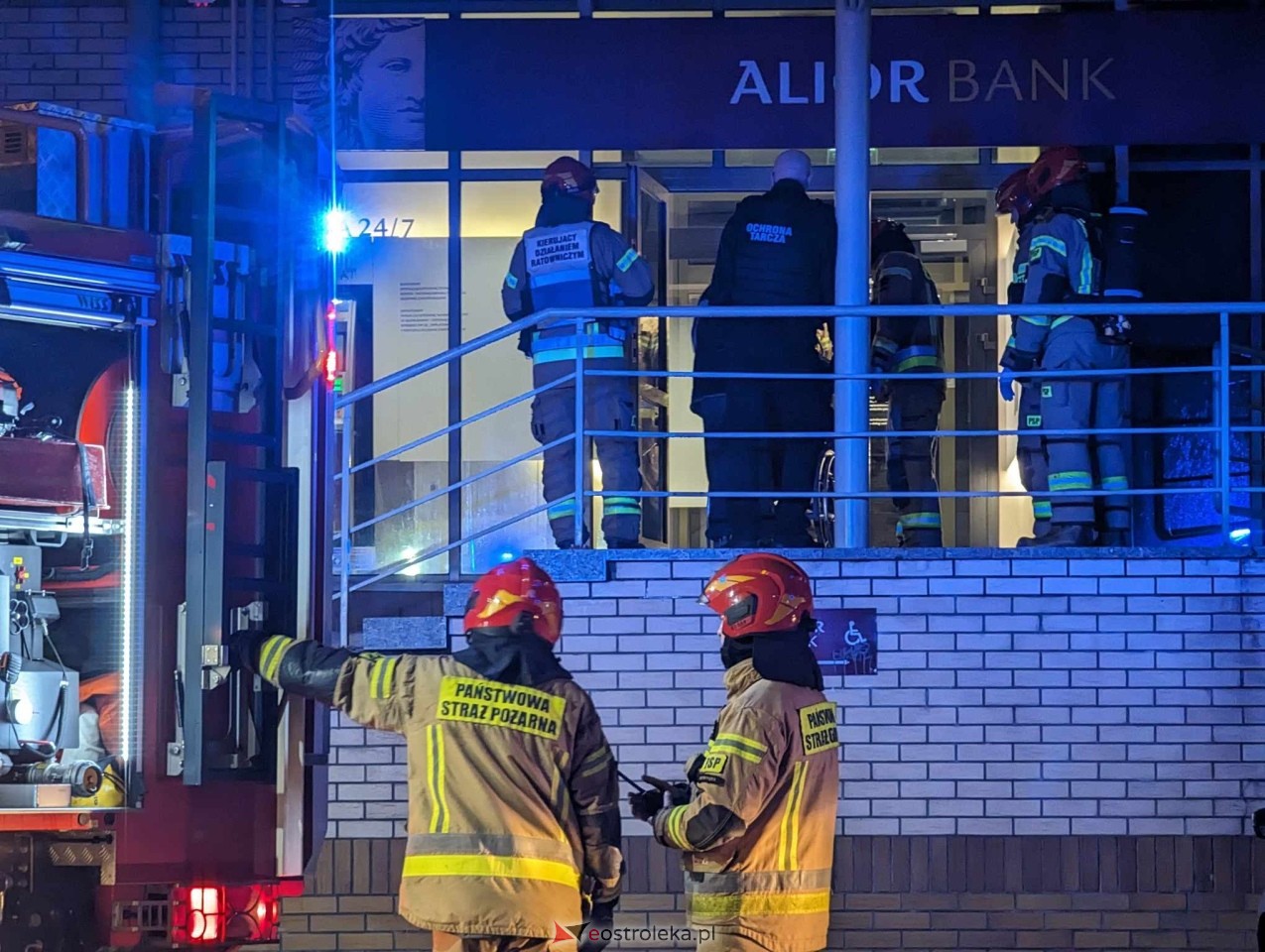 Alarm pożarowy w budynku banku przy Fieldorfa Nila [06.03.2024] - zdjęcie #9 - eOstroleka.pl