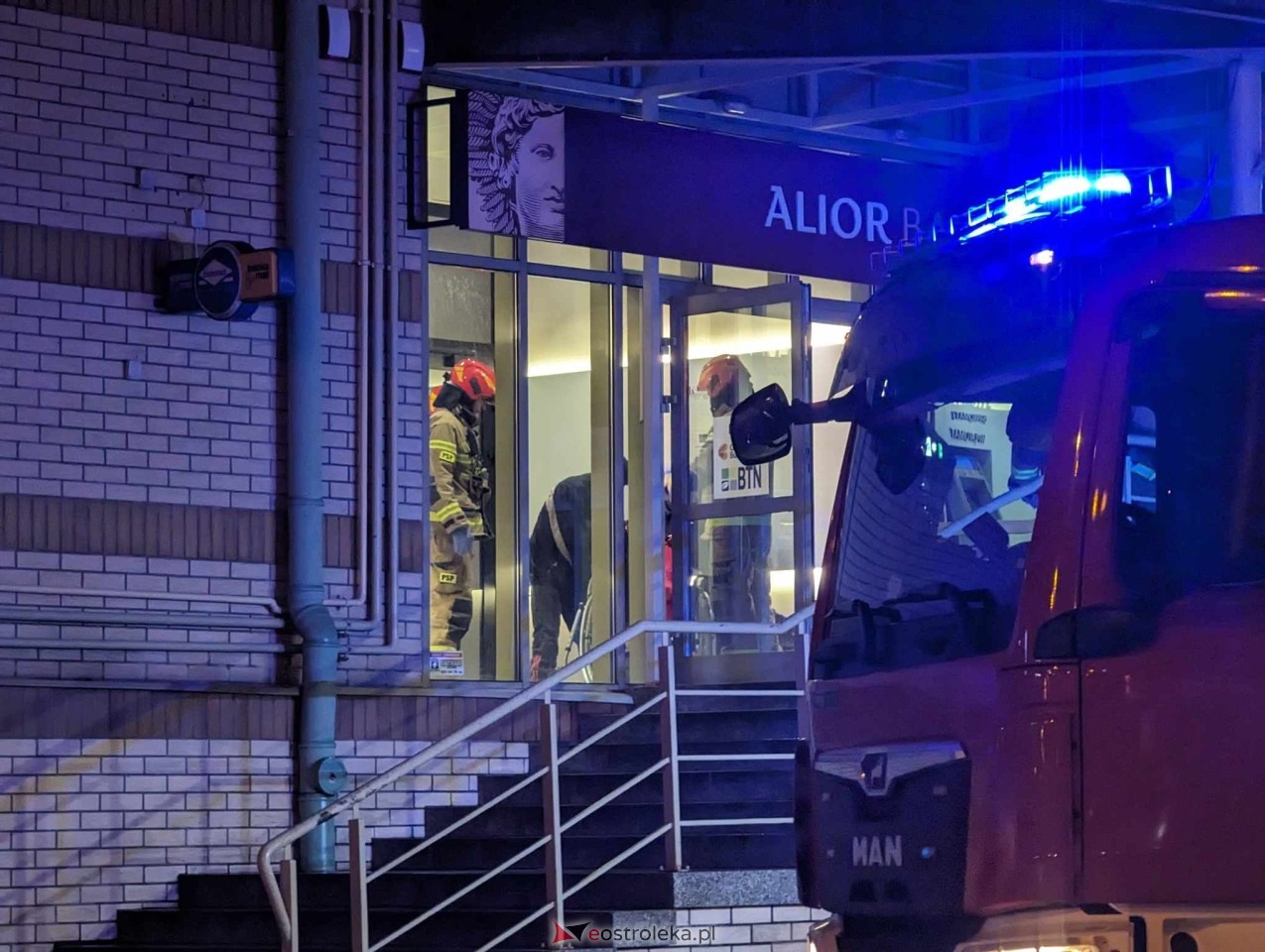 Alarm pożarowy w budynku banku przy Fieldorfa Nila [06.03.2024] - zdjęcie #4 - eOstroleka.pl