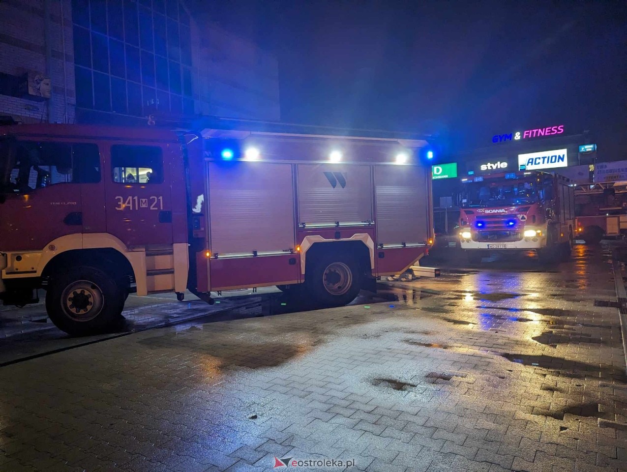 Alarm pożarowy w budynku banku przy Fieldorfa Nila [06.03.2024] - zdjęcie #11 - eOstroleka.pl