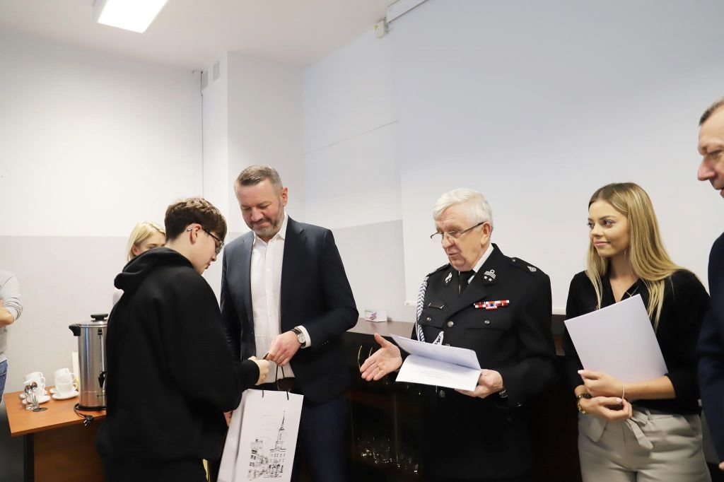 Młodzi ostrołęczanie znają się na bezpieczeństwie! Rozstrzygnięto konkurs wiedzy pożarniczej [06.03.2024] - zdjęcie #11 - eOstroleka.pl