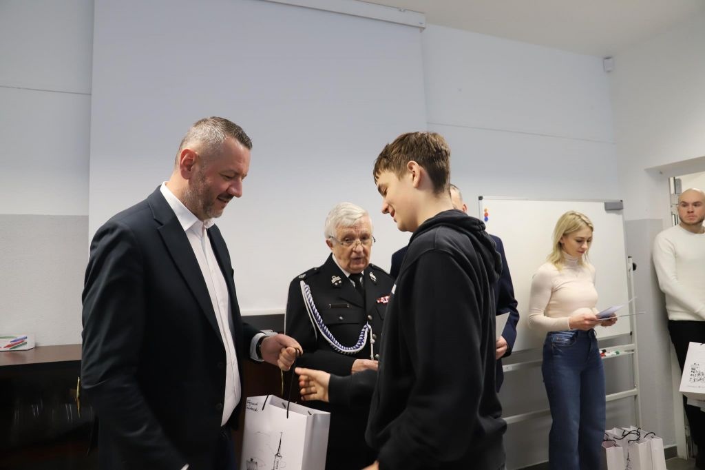 Młodzi ostrołęczanie znają się na bezpieczeństwie! Rozstrzygnięto konkurs wiedzy pożarniczej [06.03.2024] - zdjęcie #4 - eOstroleka.pl