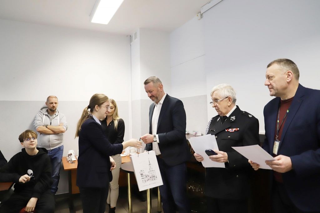 Młodzi ostrołęczanie znają się na bezpieczeństwie! Rozstrzygnięto konkurs wiedzy pożarniczej [06.03.2024] - zdjęcie #1 - eOstroleka.pl