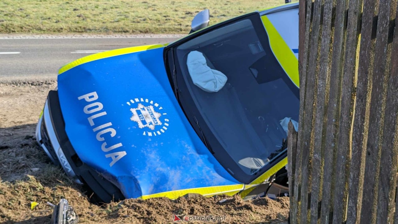 Wypadek z udziałem radiowozu w Wachu [7.03.2024] - zdjęcie #1 - eOstroleka.pl