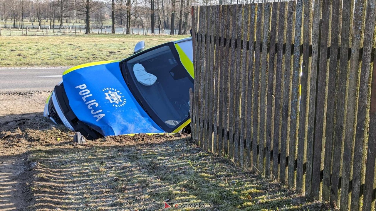 Wypadek z udziałem radiowozu w Wachu [7.03.2024] - zdjęcie #2 - eOstroleka.pl