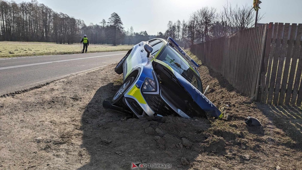Wypadek z udziałem radiowozu w Wachu [7.03.2024] - zdjęcie #10 - eOstroleka.pl