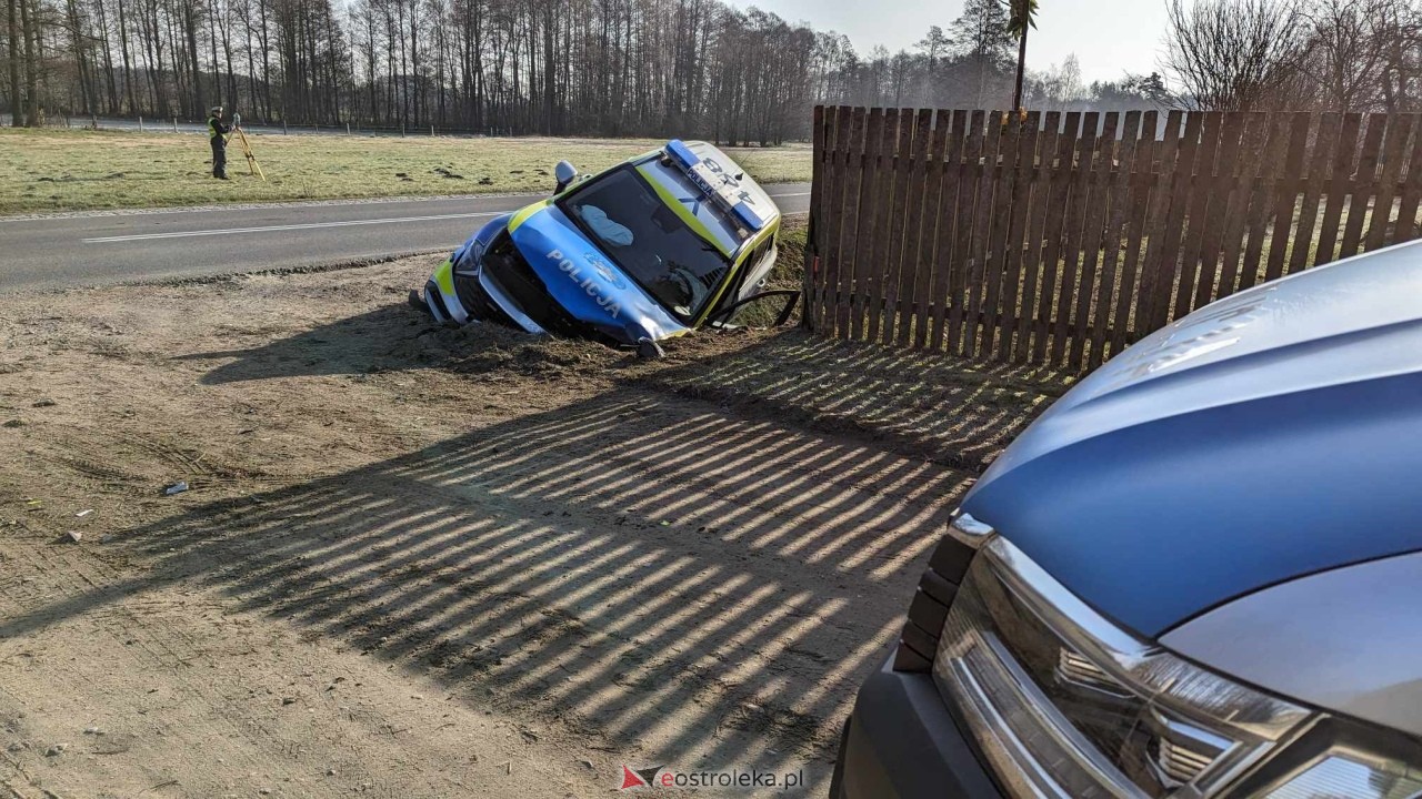 Wypadek z udziałem radiowozu w Wachu [7.03.2024] - zdjęcie #4 - eOstroleka.pl