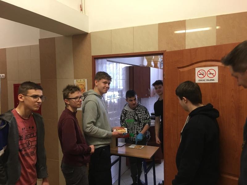 Nagroda z olimpiady w akcji: Sandwich Day hitem szkoły [07.03.2024] - zdjęcie #1 - eOstroleka.pl