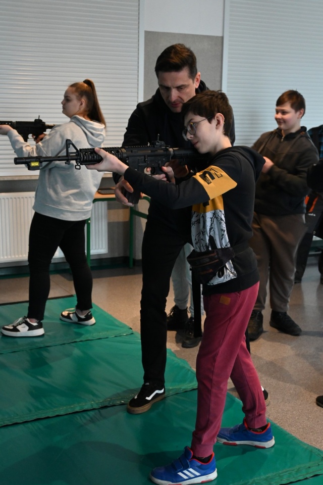 Czas zawodowców w ZSZ nr 2: Młodzież poznaje ofertę edukacyjną szkoły [07.03.2024] - zdjęcie #61 - eOstroleka.pl