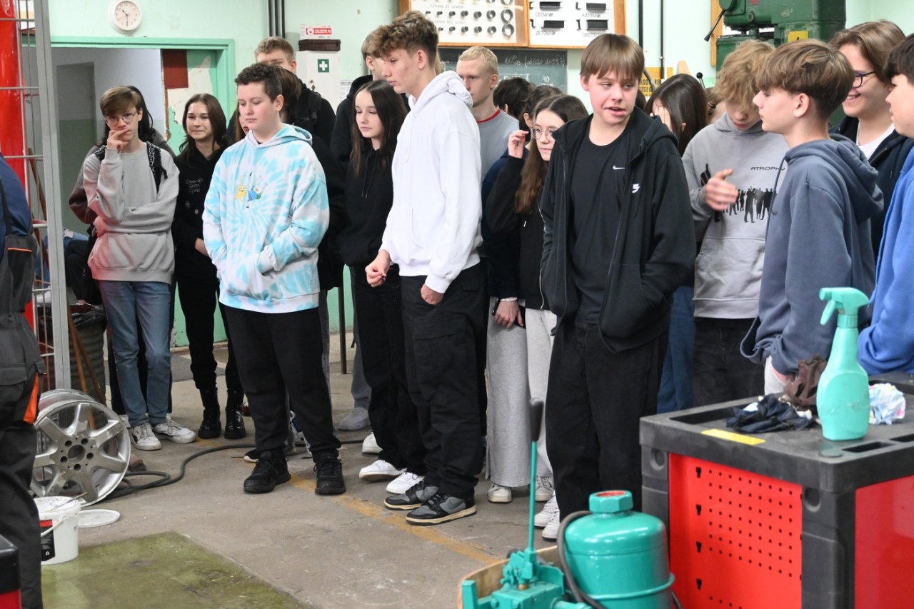 Czas zawodowców w ZSZ nr 2: Młodzież poznaje ofertę edukacyjną szkoły [07.03.2024] - zdjęcie #54 - eOstroleka.pl