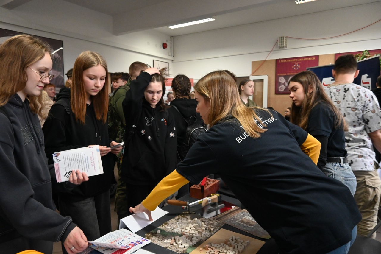 Czas zawodowców w ZSZ nr 2: Młodzież poznaje ofertę edukacyjną szkoły [07.03.2024] - zdjęcie #44 - eOstroleka.pl