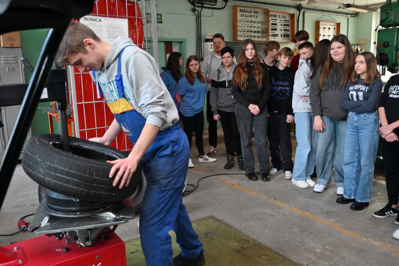 Czas zawodowców w ZSZ nr 2: Młodzież poznaje ofertę edukacyjną szkoły [07.03.2024] - zdjęcie #40 - eOstroleka.pl