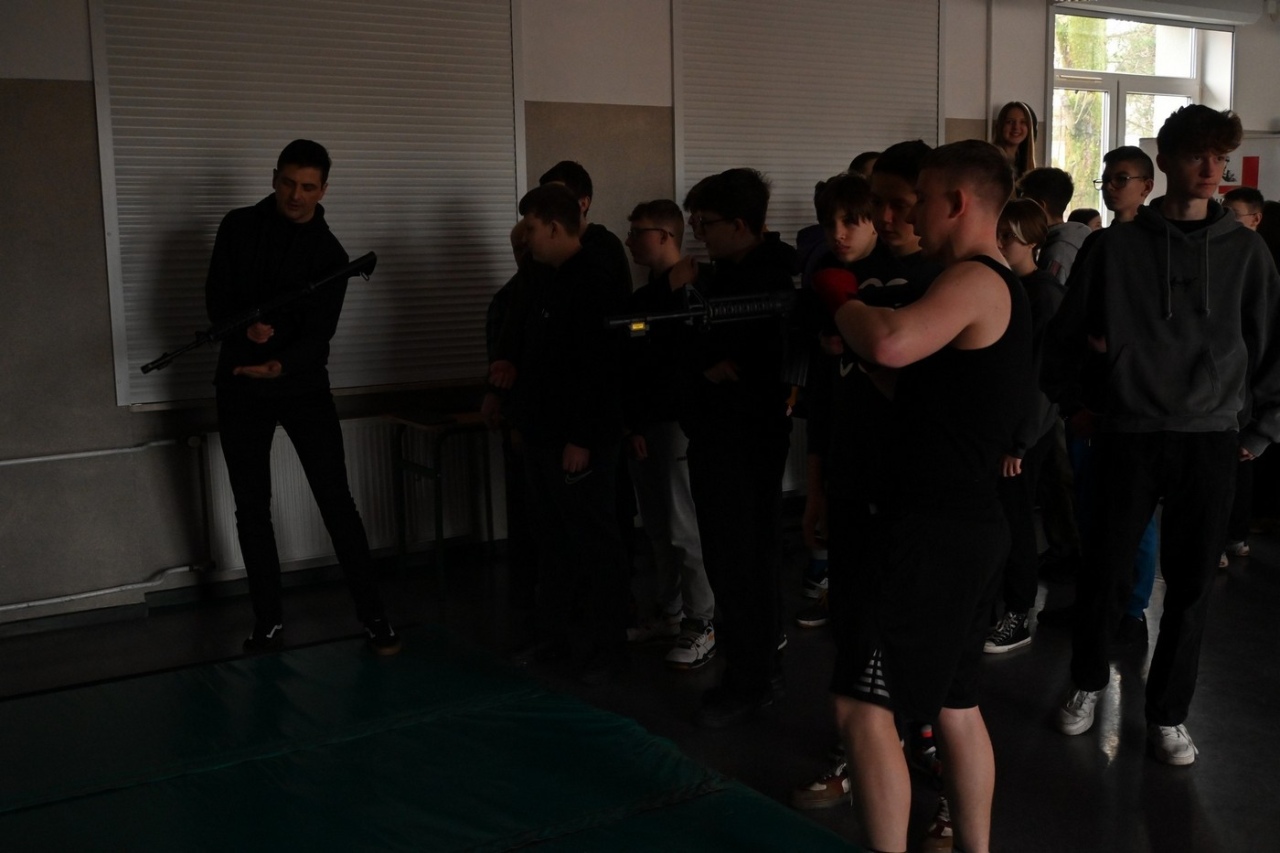 Czas zawodowców w ZSZ nr 2: Młodzież poznaje ofertę edukacyjną szkoły [07.03.2024] - zdjęcie #36 - eOstroleka.pl